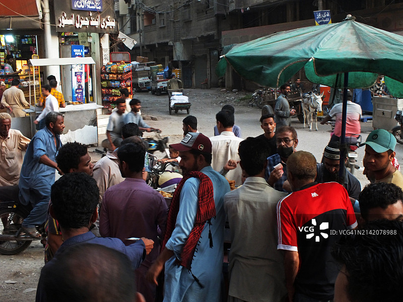 在斋月期间，街头出售各种各样的食物图片素材