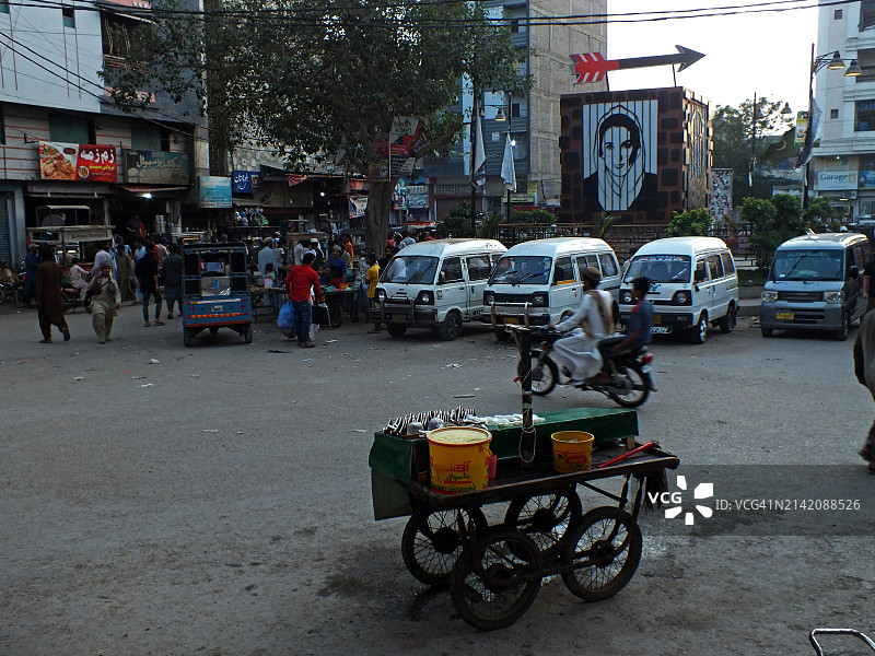 在斋月期间，街头出售各种各样的食物图片素材