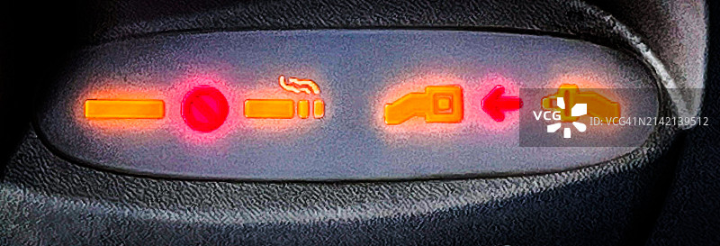 飞机上的安全带和禁止吸烟标志图片素材