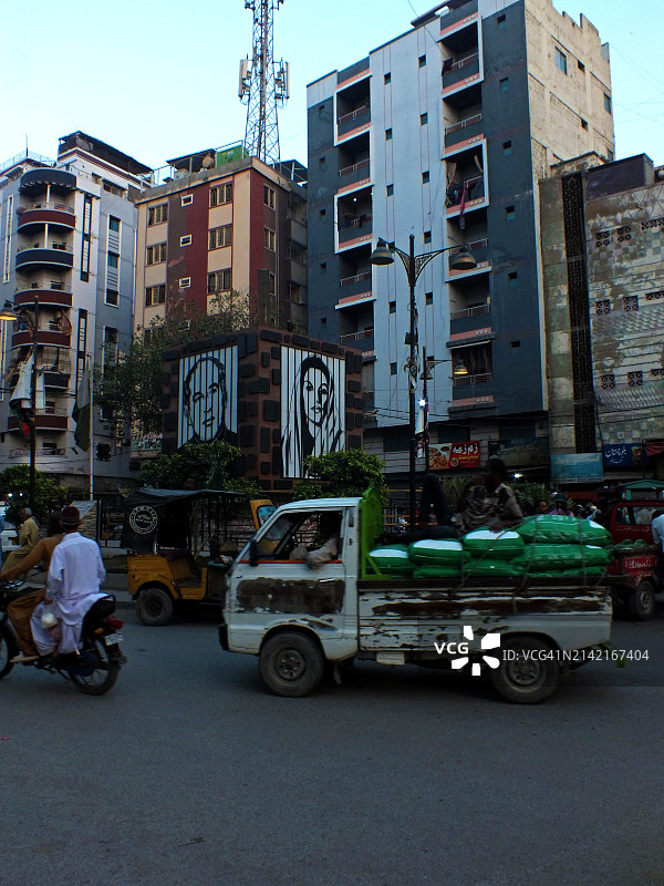 斋月期间的交通与人群图片素材