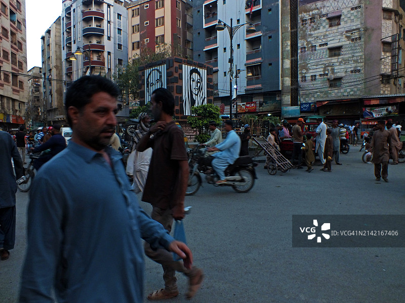 斋月期间的交通与人群图片素材