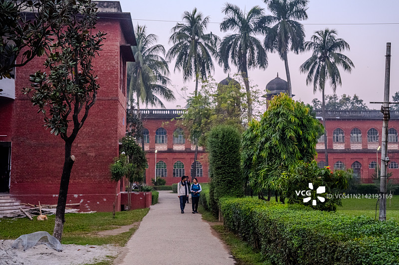 达卡大学卡曾厅前学生交谈图片素材