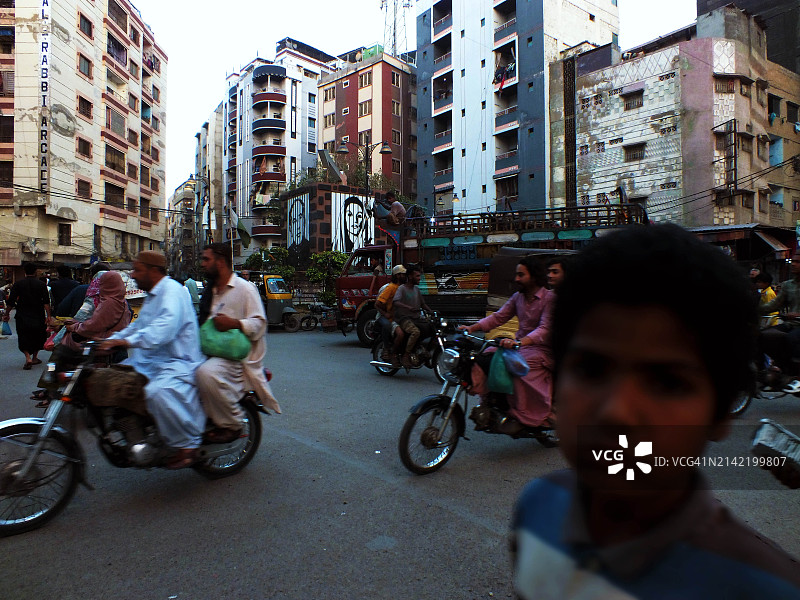 斋月期间的街道人与车流图片素材