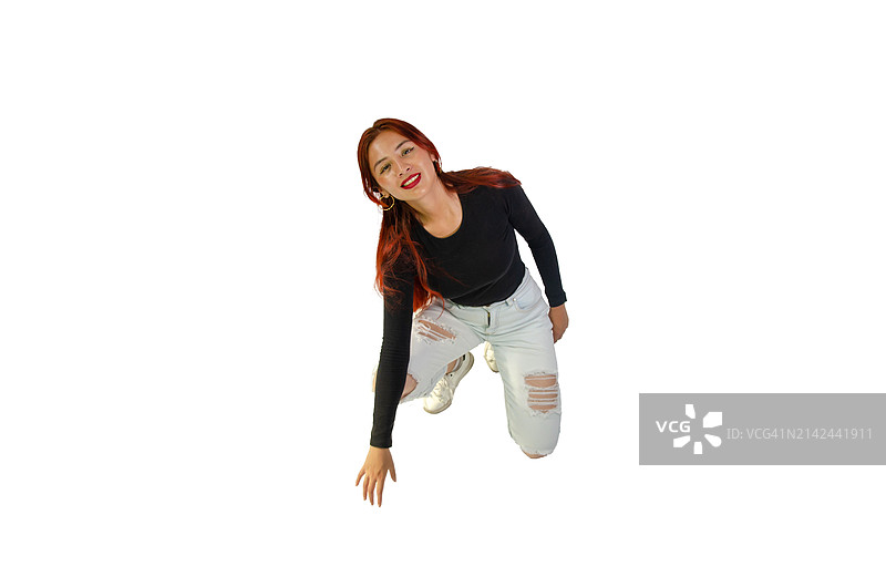 染红色头发的时尚年轻女性全身像，背景为白色图片素材