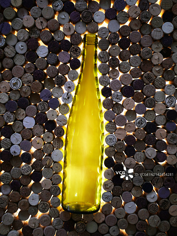 明亮的黄色空酒瓶和软木塞，产地年份，法国巴黎图片素材