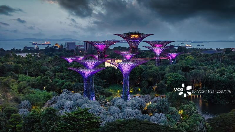 新加坡夜景无人机全景：滨海湾图片素材