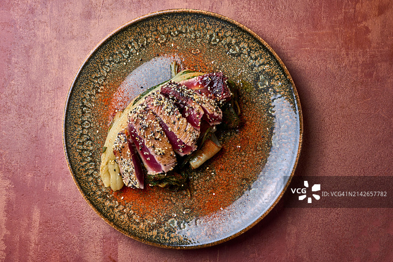 金枪鱼たたき配芝麻和蔬菜图片素材