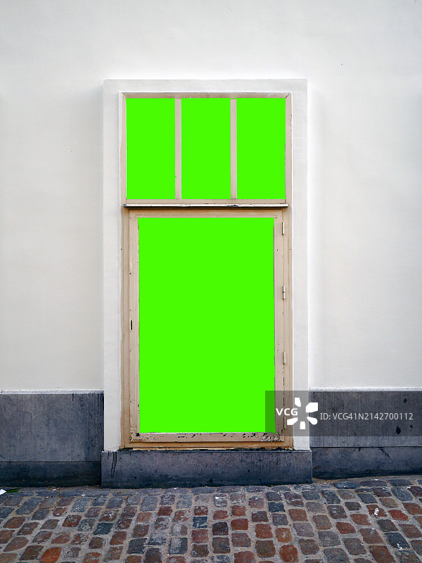 带有四个矩形绿色背景的窗户，比利时布鲁塞尔一栋房子的白色和灰色石材外墙特写，鹅卵石街道，阳光，自然色彩图片素材