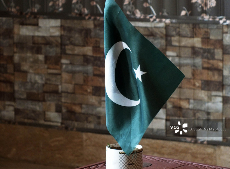 飘扬的巴基斯坦国旗与空椅子图片素材