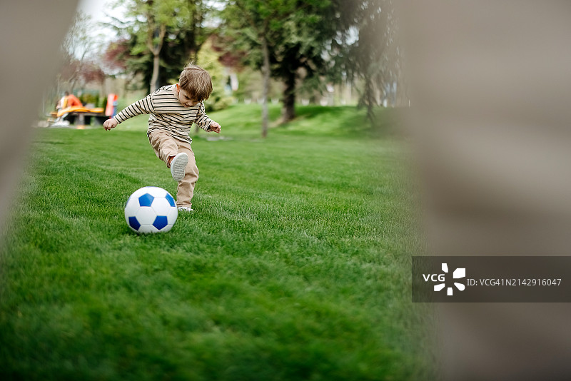 父子一起踢足球图片素材