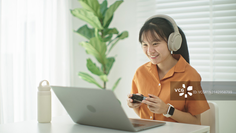 少女玩游戏图片素材