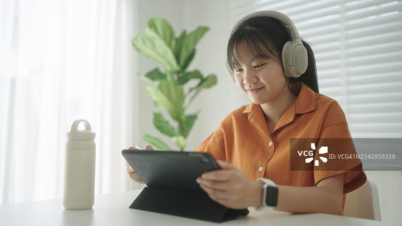 少女在数位板上绘画图片素材