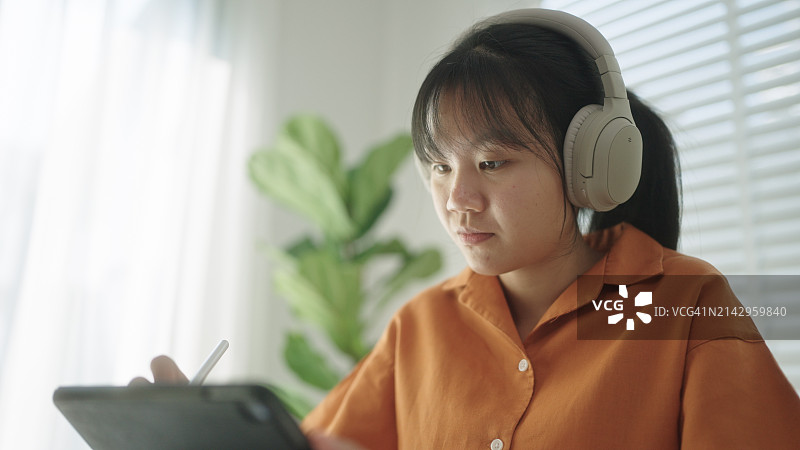 少女在数位板上绘画图片素材