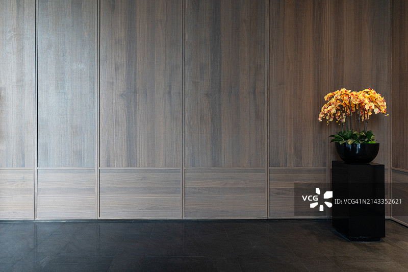 木墙角落的鲜花摆设图片素材