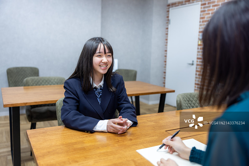 学生接受老师的采访图片素材
