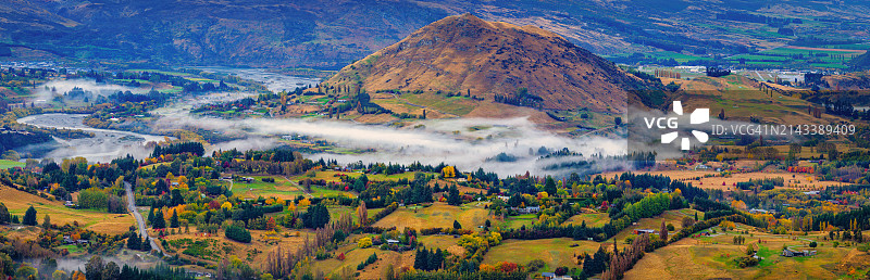 皇冠峰的秋色：从新西兰南岛皇后镇附近皇冠峰的视角图片素材