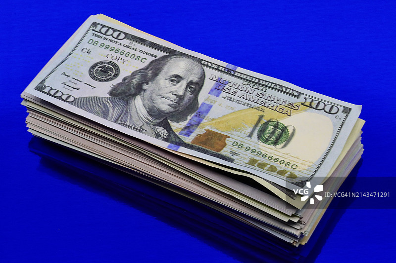 堆叠的美元现金图片素材