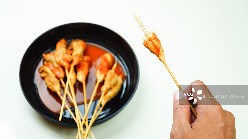 手持韩式炸串小吃配辣酱图片素材