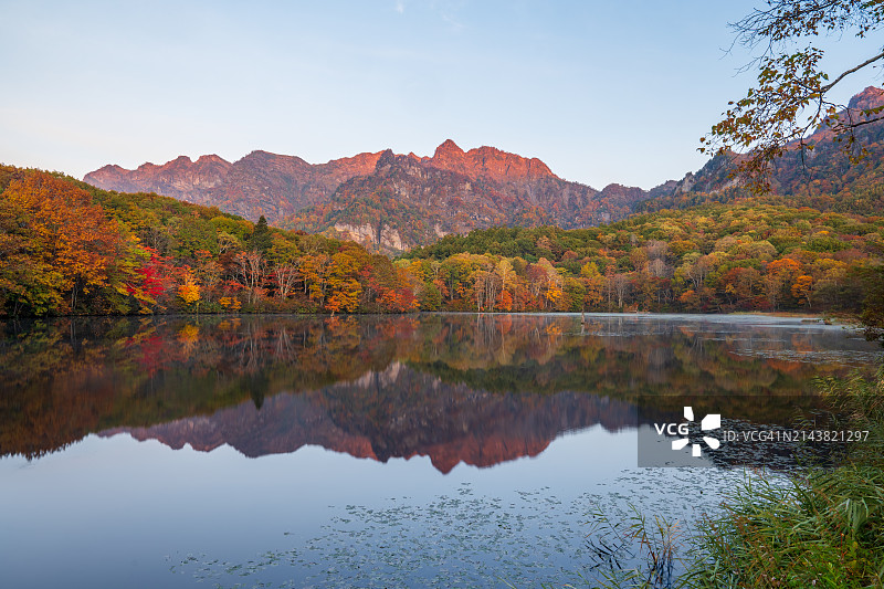 长野户隐镜池的美丽倒影图片素材
