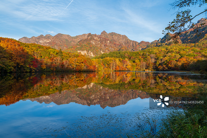 长野户隐镜池的美丽倒影图片素材