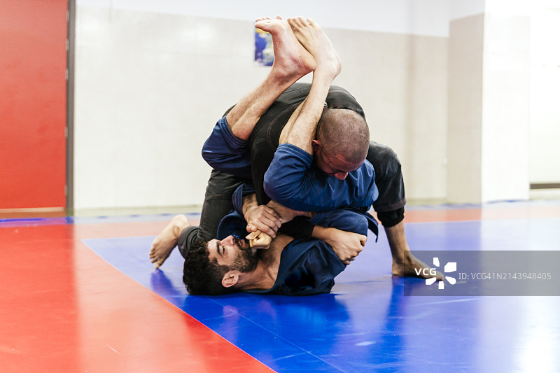 运动员在道场进行柔术训练图片素材