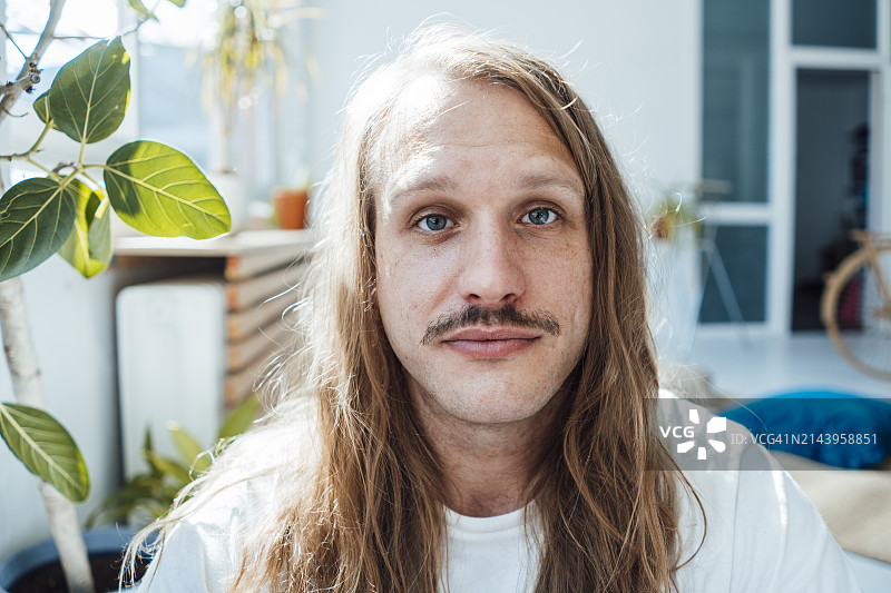 在家里的长发金发男子图片素材