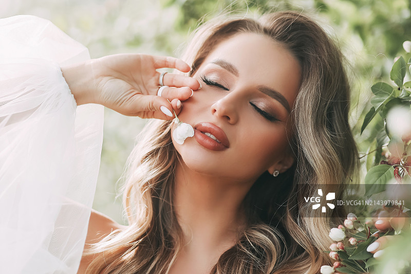 在绿意盎然的公园里漫步的迷人新娘图片素材