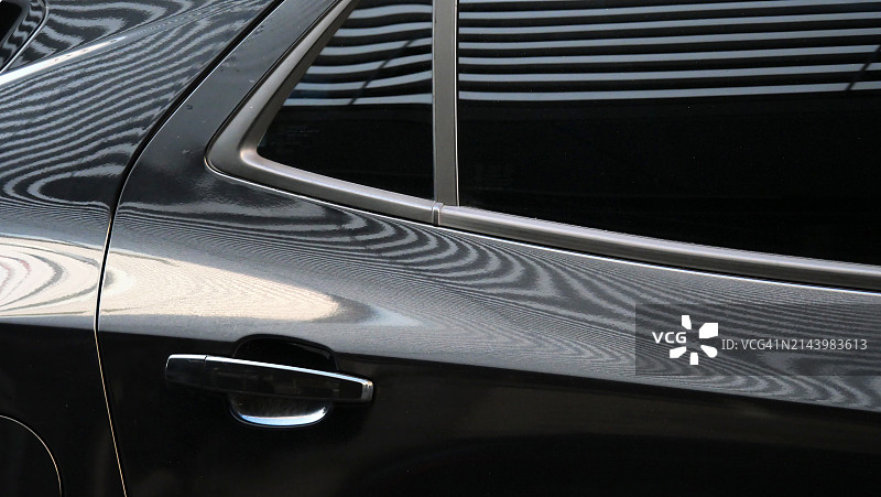比利时布鲁塞尔街边黑色汽车后门隐私玻璃特写图片素材