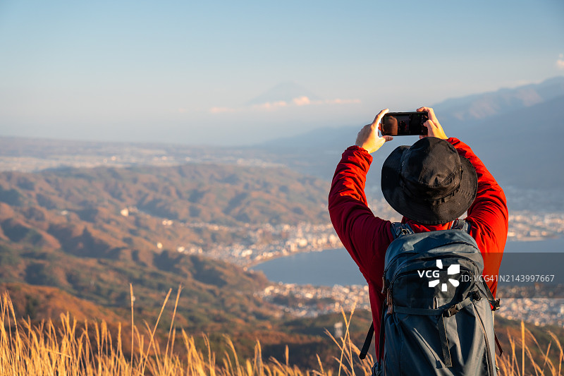 男人在日本长野县高坊高原旅行图片素材