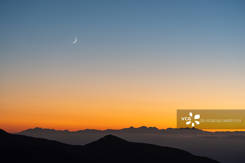 月亮下的暮光天空图片素材