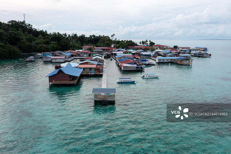 无人机视角马来西亚沙巴州仙本那瑟拉坎岛热带海岛村庄图片素材