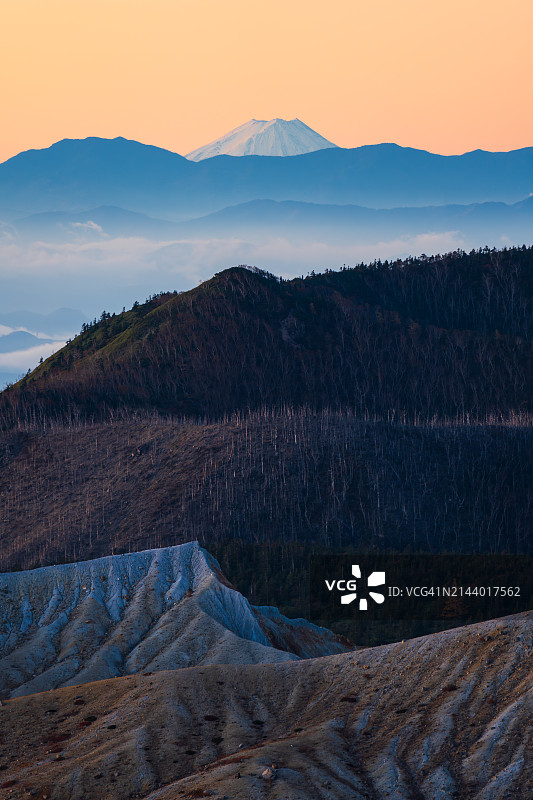 清晨的草津白根山火山口美景图片素材