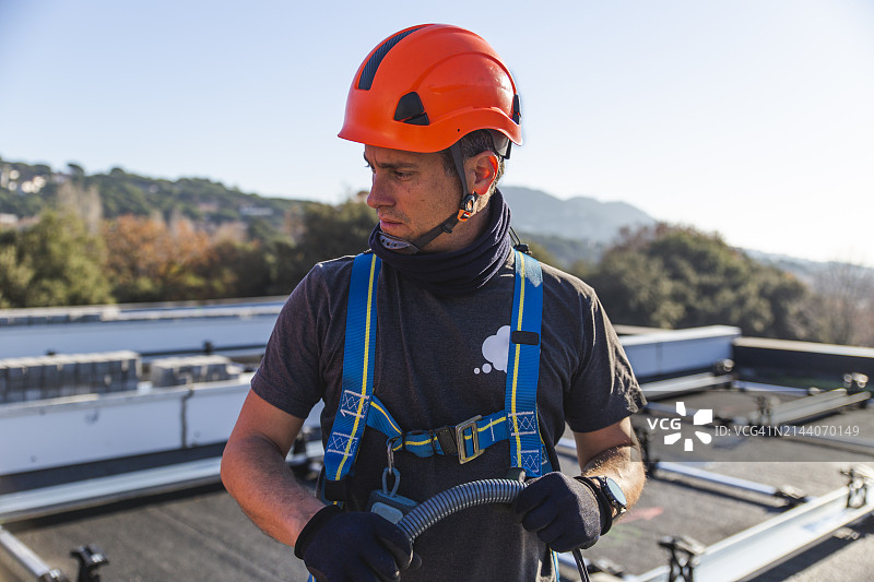 在晴朗的一天，穿着防护工作服的中年技术员图片素材