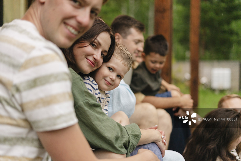 幸福的一家人和朋友在夏季度假时聚会图片素材