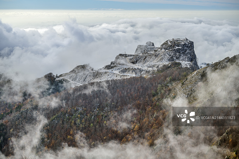 意大利托斯卡纳阿普安阿尔卑斯山脉的采石场图片素材