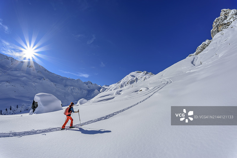 在奥地利蒂罗尔州图克斯阿尔卑斯山脉的Junsjoch滑雪的女子图片素材