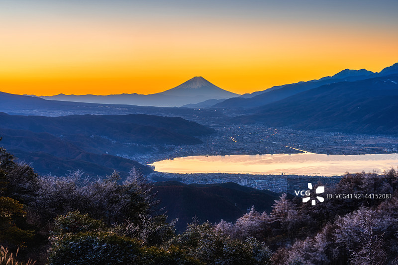 日本长野县高坊地高原的诹访湖和富士山美景图片素材