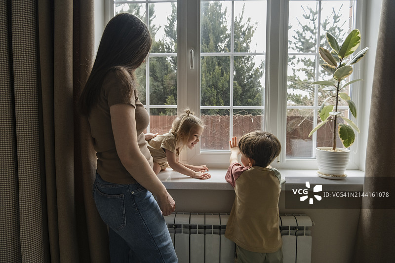 母亲和孩子在窗边图片素材