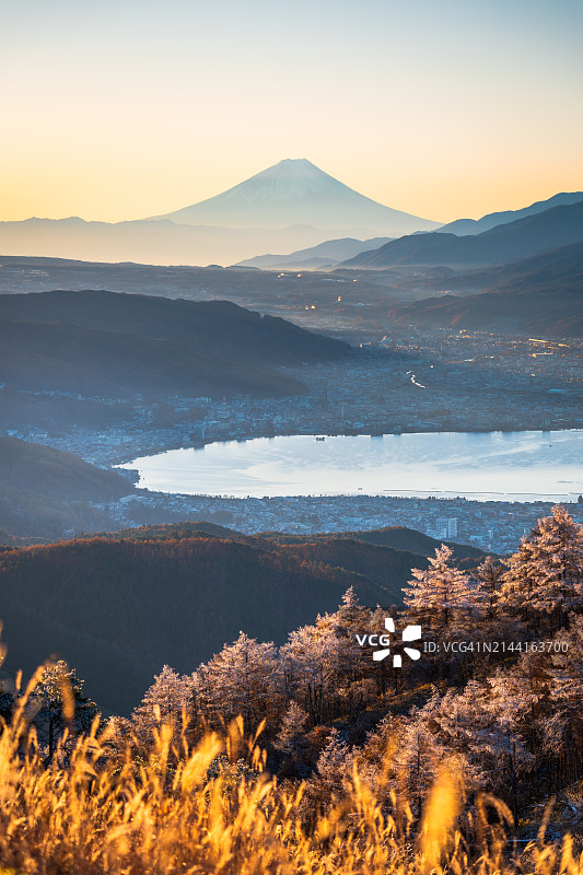 日本长野县高坊高原的诹访湖和富士山美景图片素材