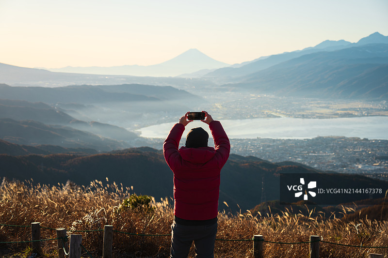 男人在日本长野县高坊高原旅行图片素材