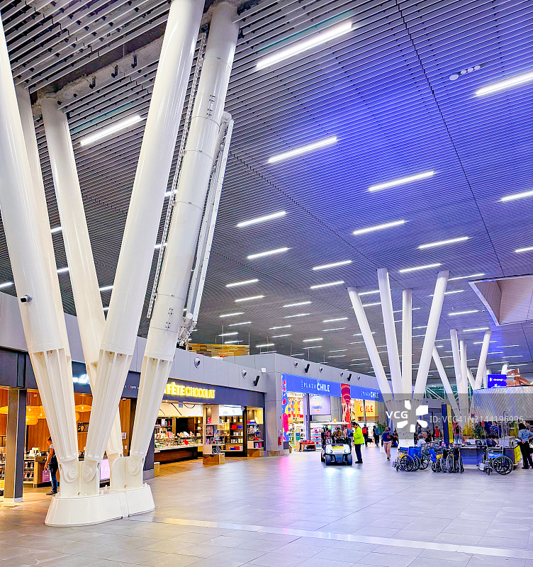 在圣地亚哥阿图罗·梅里诺·贝尼特斯机场2号航站楼，人们接受轮椅服务图片素材