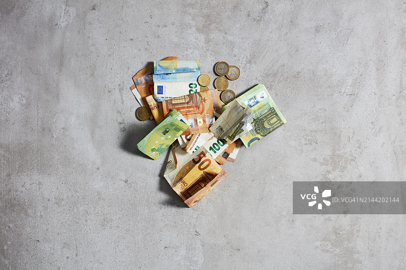 灰色表面上的欧元图片素材