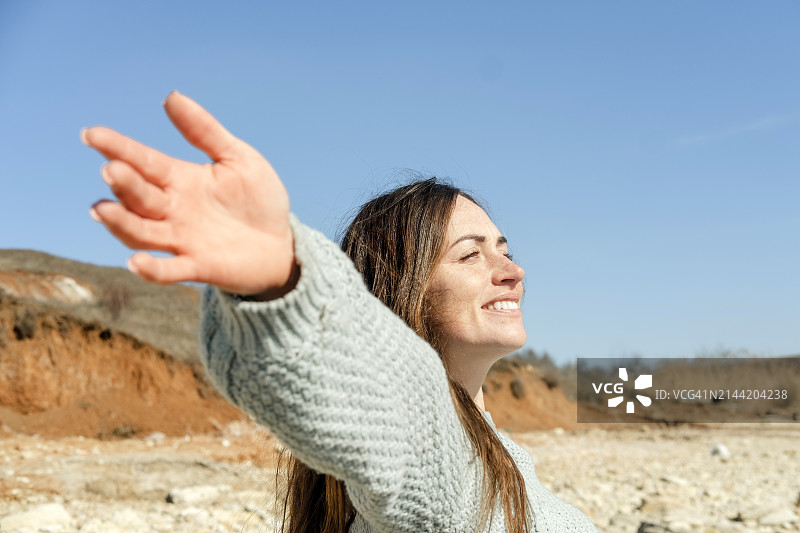 快乐的女人闭着眼睛享受阳光图片素材