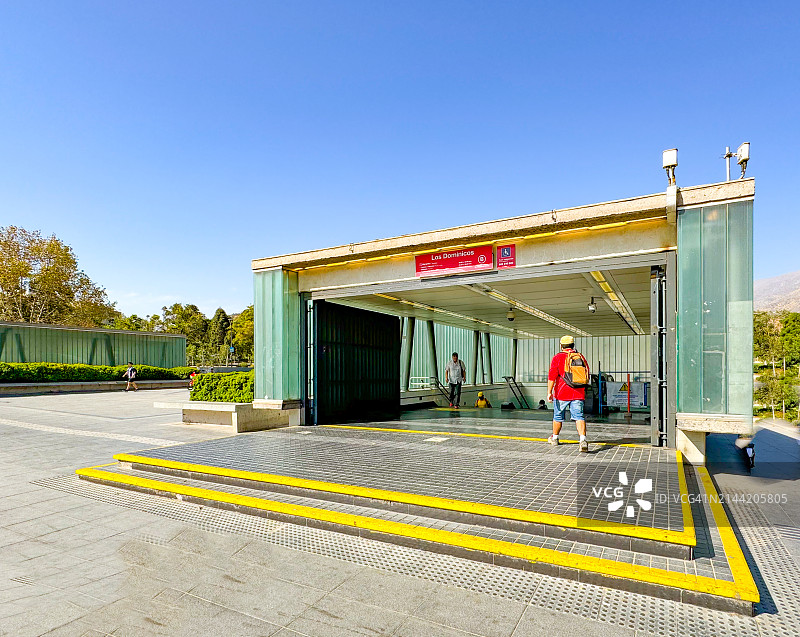 圣地亚哥Los Dominicos地铁站入口附近及内部的行人图片素材