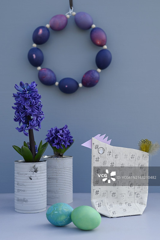 复活节彩蛋、风信子与包装纸母鸡图片素材