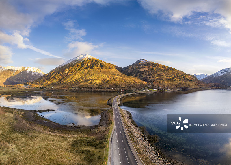英国苏格兰：A87公路上的克拉汉迪奇桥航拍图片素材