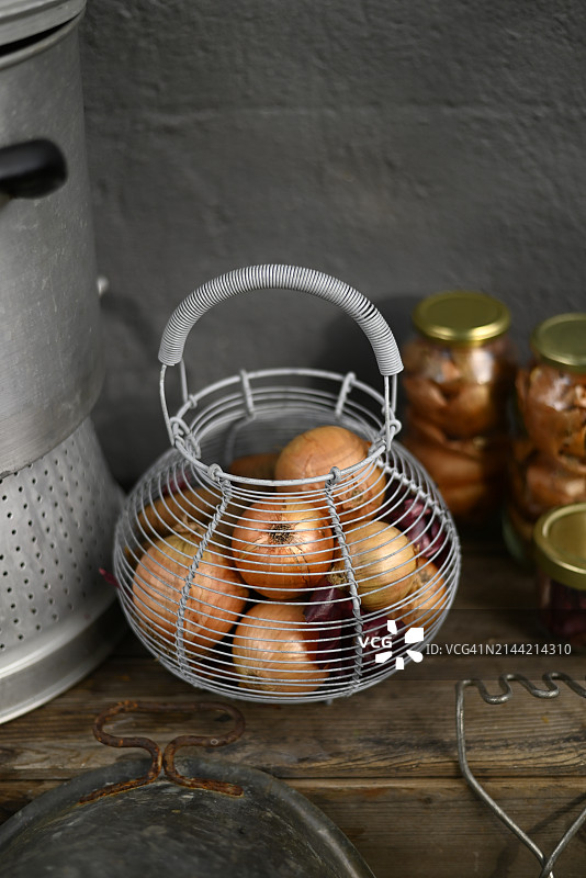 铁丝篮中的新鲜洋葱图片素材