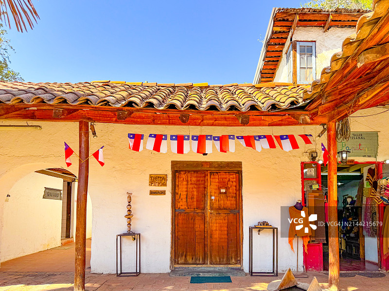 智利国旗、旧木门和服装，圣地亚哥洛斯多米尼科斯手工艺中心图片素材