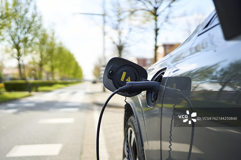停在街边充电的电动汽车侧面景观图片素材