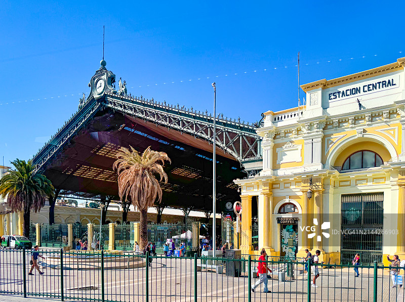 圣地亚哥阿拉梅达车站外的人群图片素材